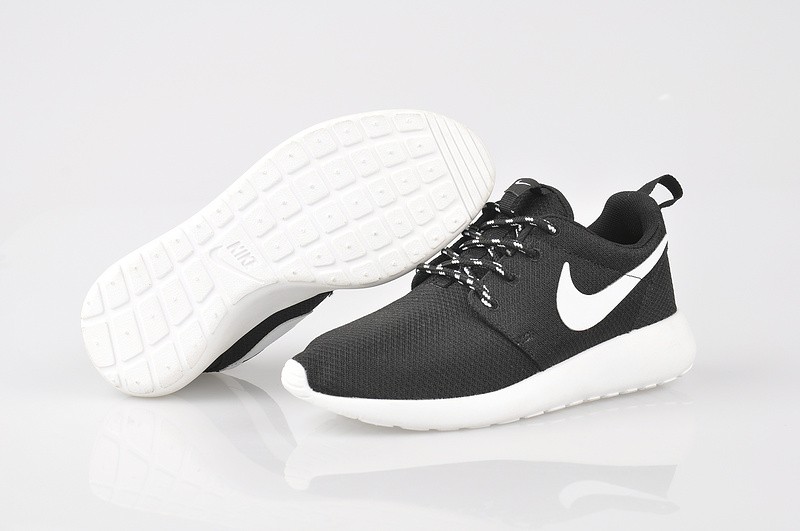 nike rosh run noir et blanche